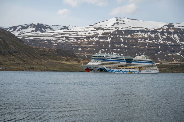 Aida Bella Cruise Ship Fiordo Seydisfjordur Islanda Vista Laterale Con — Foto Stock