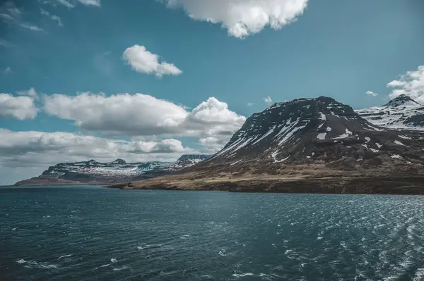 Ορεινή Περιοχή Κοντά Στο Seydisfjordur Χιόνι Αυτό Θάλασσα Μπροστά Ισλανδία — Φωτογραφία Αρχείου