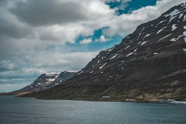 Montagna Fjord Con Neve Vicino Seydisfjordur Islanda — Foto Stock