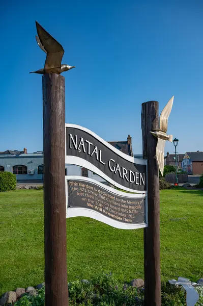 Invergordon, İskoçya 'daki Natal Garden tabelası, dikey çekim