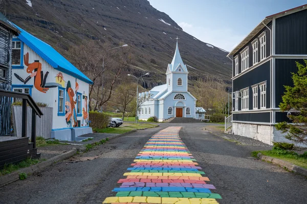 Igreja Com Rainbow Road Seydisfjordur Islândia Fotos De Bancos De Imagens