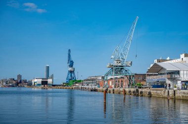 Danimarka, Aarhus Limanı 'ndaki turnalar, büyük hava koşullarında deniz önündedir.