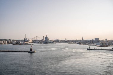 Aarhus, Danimarka 'nın şehir manzarası. Akşamları deniz feneri, gün batımı, geniş açılı çekim.