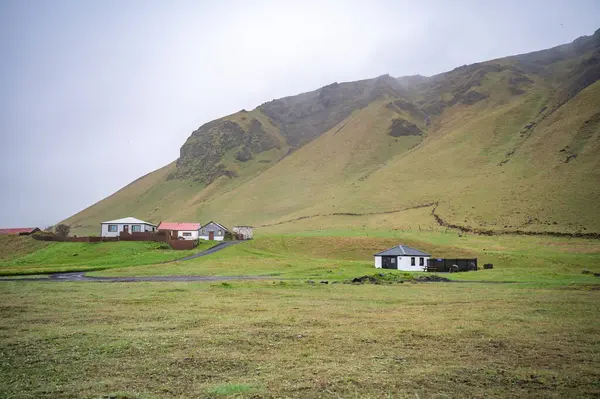 Cordillera Con Casas Pequeñas Islandia Paisaje Cerca Playa Arena Negra —  Fotos de Stock