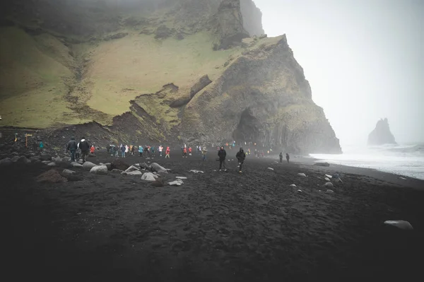 Black Sand Beach Reynisfjara Turista Távolban Ködös Időjárás Izland — Stock Fotó