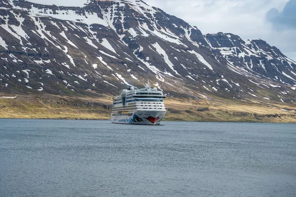 アイスランドのシーディスフィヨルドでフィヨルドでAidaベラクルーズ船 バックグラウンドで雪山の範囲 フロントビュー — ストック写真