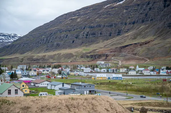 Paesaggio Urbano Seydisfjordur Islanda Con Montagna Sullo Sfondo Case Fronte — Foto Stock