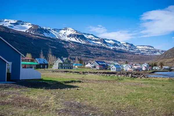 Paesaggio Urbano Seydisfjordur Islanda Case Colorate Fronte Una Montagna Neve — Foto Stock