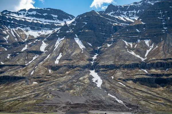 アイスランドのシーディスフィヨルムル 低角度の景色で雪が降る美しい山 — ストック写真