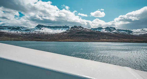 Snow Mountain Range Seydisfjordur Közelében Tenger Sétahajó Korláttal Elől — Stock Fotó