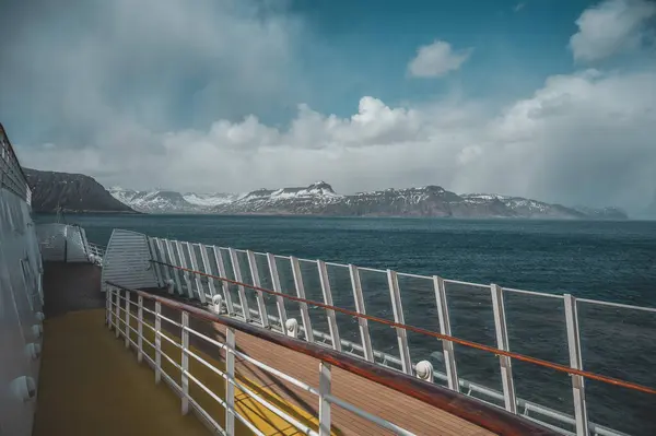 クルーズ船のボートデッキから前方に海があるアイスランドの景色 — ストック写真