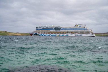 İskoçya 'daki Shetland adalarındaki AIDA Bella yolcu gemisi