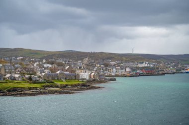 Shetland Adaları Cityscape bulutlu bir günde önü deniz, uzaktan manzara, İskoçya