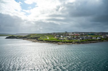 Shetland Adaları Şehir Manzarası ve önünde deniz olan eski mezarlık, geniş açı görüntüsü, İskoçya