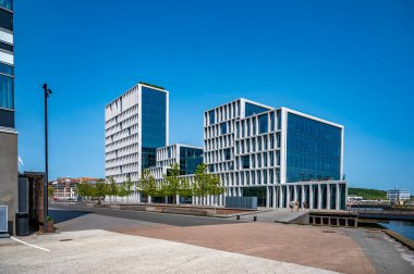Danimarka 'da güneşli bir günde Aarhus' taki modern ofis binası