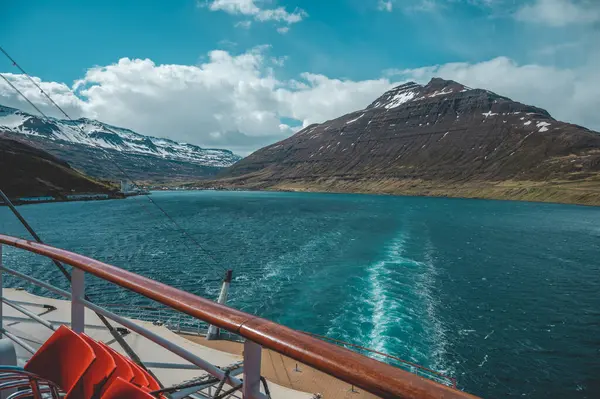Fiordo Delle Seydisfjordur Con Catena Montuosa Neve Sullo Sfondo Acqua — Foto Stock