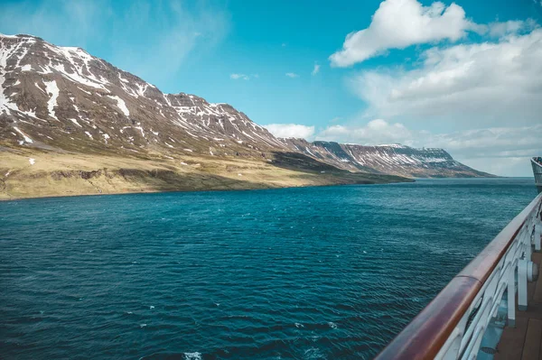 Fiordo Delle Seydisfjordur Con Catena Montuosa Innevata Recinzione Della Nave — Foto Stock