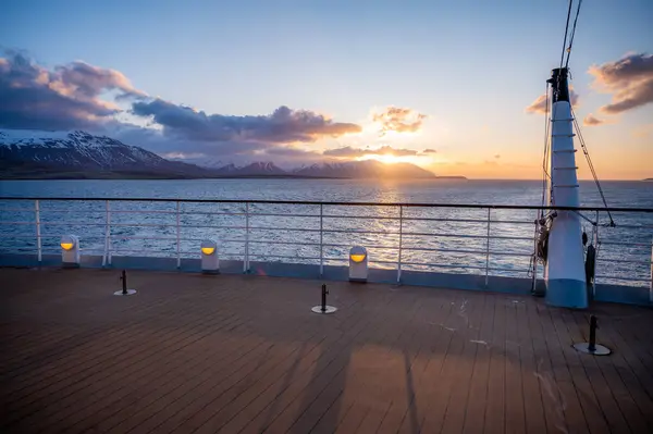 アイスランドの日没時にAida Bellaの空のバックボートデッキ — ストック写真