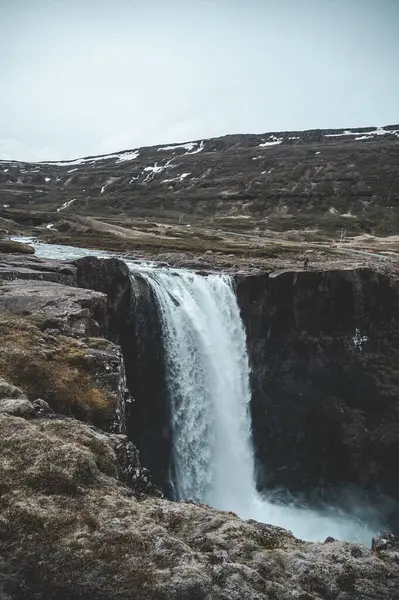 Seitenansicht Des Gufufoss Wasserfalls Der Nähe Von Seydisfjordur Island Vertikale — Stockfoto