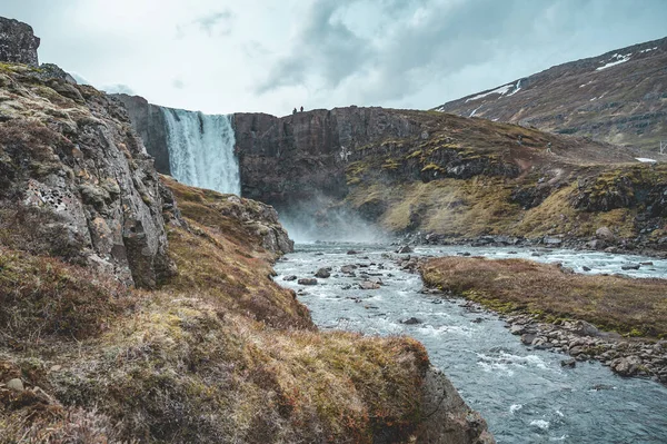 グフォス滝の低い角度ビュー アイスランドのシーディスフィヨルムの近く 上に立っている人々 — ストック写真