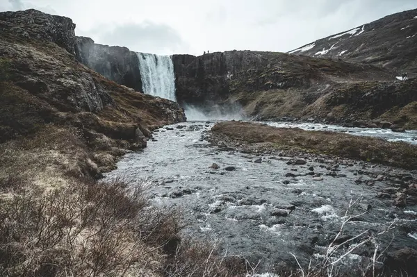 Вид Водопад Гуфуфосс Люди Стоят Вершине Рядом Сейдисфьордом Исландия — стоковое фото