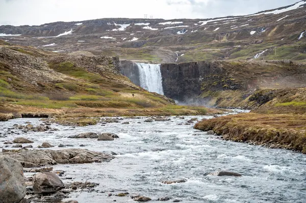 グフォス滝 距離から撮影された広い角度 正面の川 アイスランドのシーディスフィヨルムの近く — ストック写真