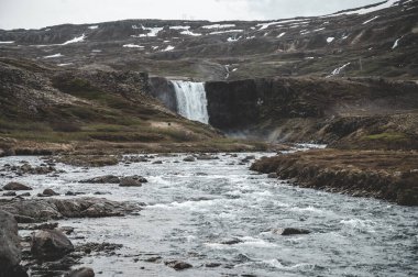 Gufufoss şelalesinin geniş açısı uzaktan, nehir önü, Seydisfjordur, İzlanda yakınları.