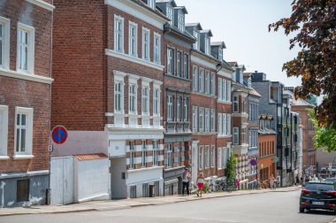 Aarhus, Danimarka 'daki konut binaları. Önünde sokak ve park edilmiş arabalar var.
