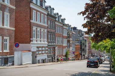 Aarhus, Danimarka 'daki konut binaları. Önünde sokak ve park edilmiş arabalar var.