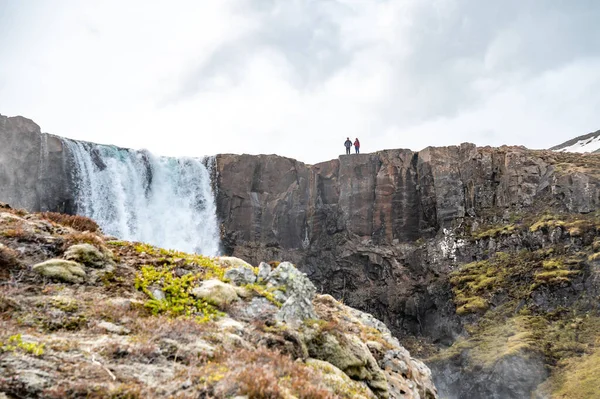 遠くからのグフス滝の眺め 上に立っている人々 アイスランドのシーディスフィヨルムの近く — ストック写真