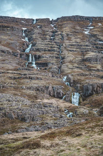 Wiele Różnych Wodospadów Krajobraz Górski Pobliżu Seydisfjordur Islandia Pionowy Strzał — Zdjęcie stockowe