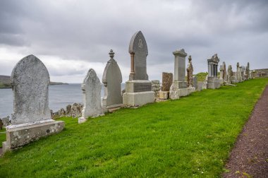 Shetland Adası, İskoçya 'daki eski mezarlık, bulutlu havalarda dikiz manzarası