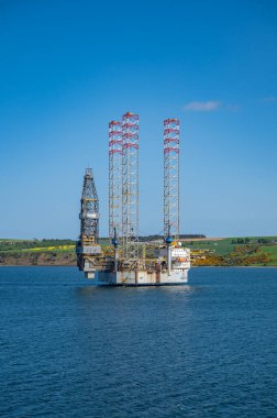 Denizdeki sanayi gemisi rüzgar türbini Invergordon, İskoçya, dikey çekim