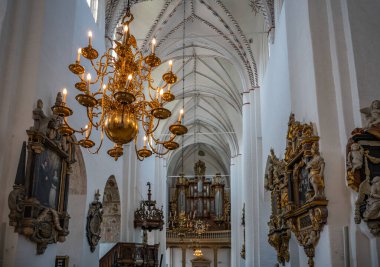 Danimarka 'daki Aarhus Katedrali' nin içinde Aydınlatılmış Chandelier