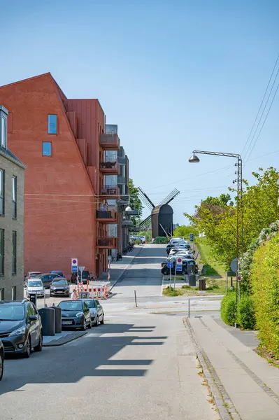 Stary Drewniany Wiatrak Budynkami Mieszkalnymi Aarhus Dania Ujęcie Pionowe — Zdjęcie stockowe