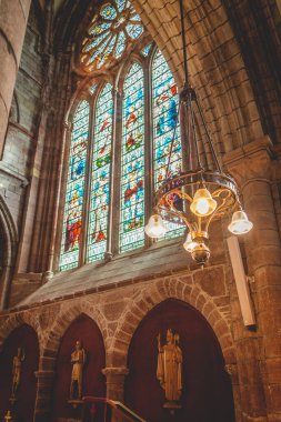 St. Magnus Katedrali önünde avizesi olan güzel kilise penceresi, Kirkwall, dikey çekim.