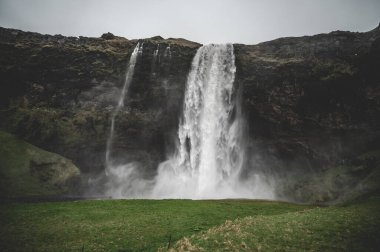 Seljalandsfoss Şelalesi dramatik yağmurlu havada, İzlanda