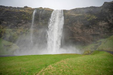 Seljalandsfoss Şelalesi Bulutlu havada, İzlanda