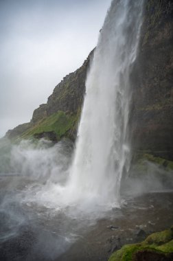 Seljalandsfoss Şelale manzaralı yağmurlu hava, İzlanda, dikey çekim