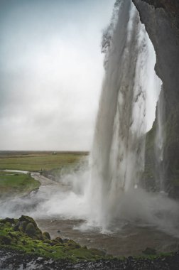 Seljalandsfoss Şelalesinin altında, İzlanda, dikey çekim