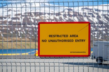 İzlanda, Seydisfjordur Limanı 'na Sarı Yasak Alan İzinsiz Giriş İşareti