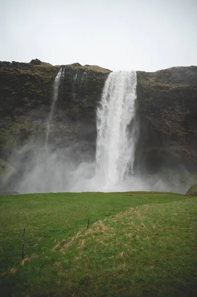 雨天時のセルジャランズフォス滝 アイスランド 垂直ショット — ストック写真