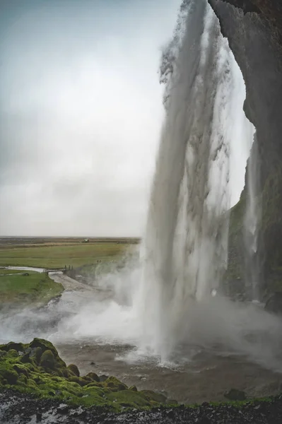セラジャンズフォス ウォーターフォール サイドビューの下 アイスランド 垂直ショット — ストック写真