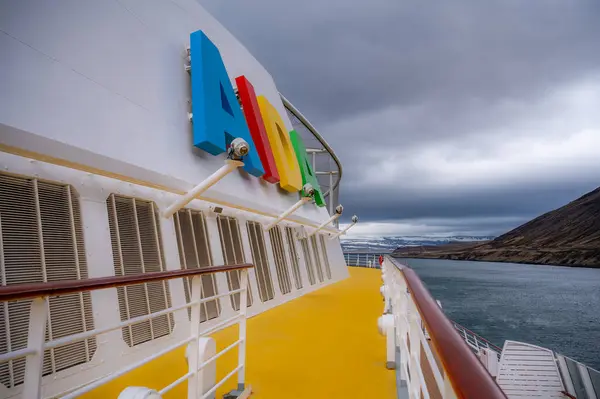 Aidaベラクルーズ船のAidaロゴ 曇った日に前方にボートデッキ — ストック写真