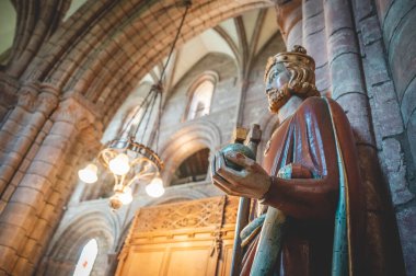 Kral, zengin bir elma, balta ve haç tutuyor, St Magnus Katedrali 'nde kapalı, alçak açılı, aydınlık avize, Kirkwall, İskoçya