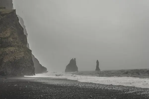 Μαύρη Αμμουδιά Παραλία Reynisfjara Ισλανδία Κατά Διάρκεια Ομιχλώδη Καιρό Οροσειρά — Φωτογραφία Αρχείου