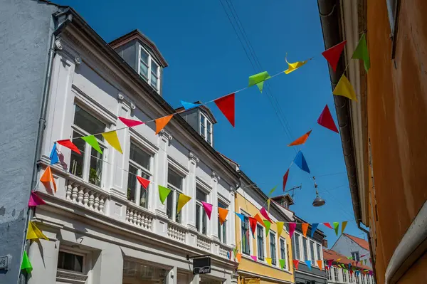 Aarhus sokaklarında asılı renkli çelenkler bir sokak festivali sırasında, alçak açı