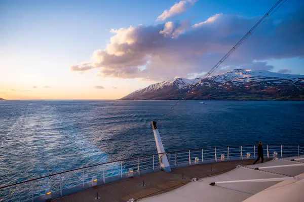 Sonnenuntergang Über Island Schneeberge Meer Vorne Blick Von Einem Kreuzfahrtschiff — Stockfoto