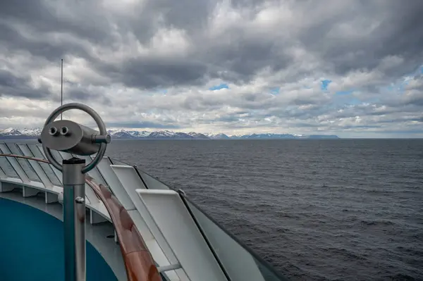 アイスランドの雪山 双眼鏡 ボートデッキラッキング クルーズ船の前の曇った天候の間 距離からの眺め 広い角度のショット — ストック写真