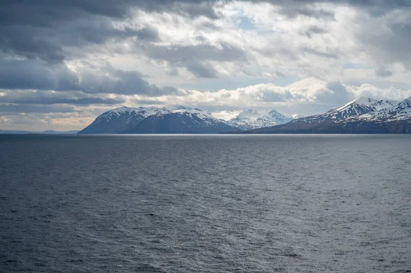 Ijsland Sneeuw Bergen Met Zee Voorgrond Tijdens Bewolkt Weer Uitzicht — Stockfoto